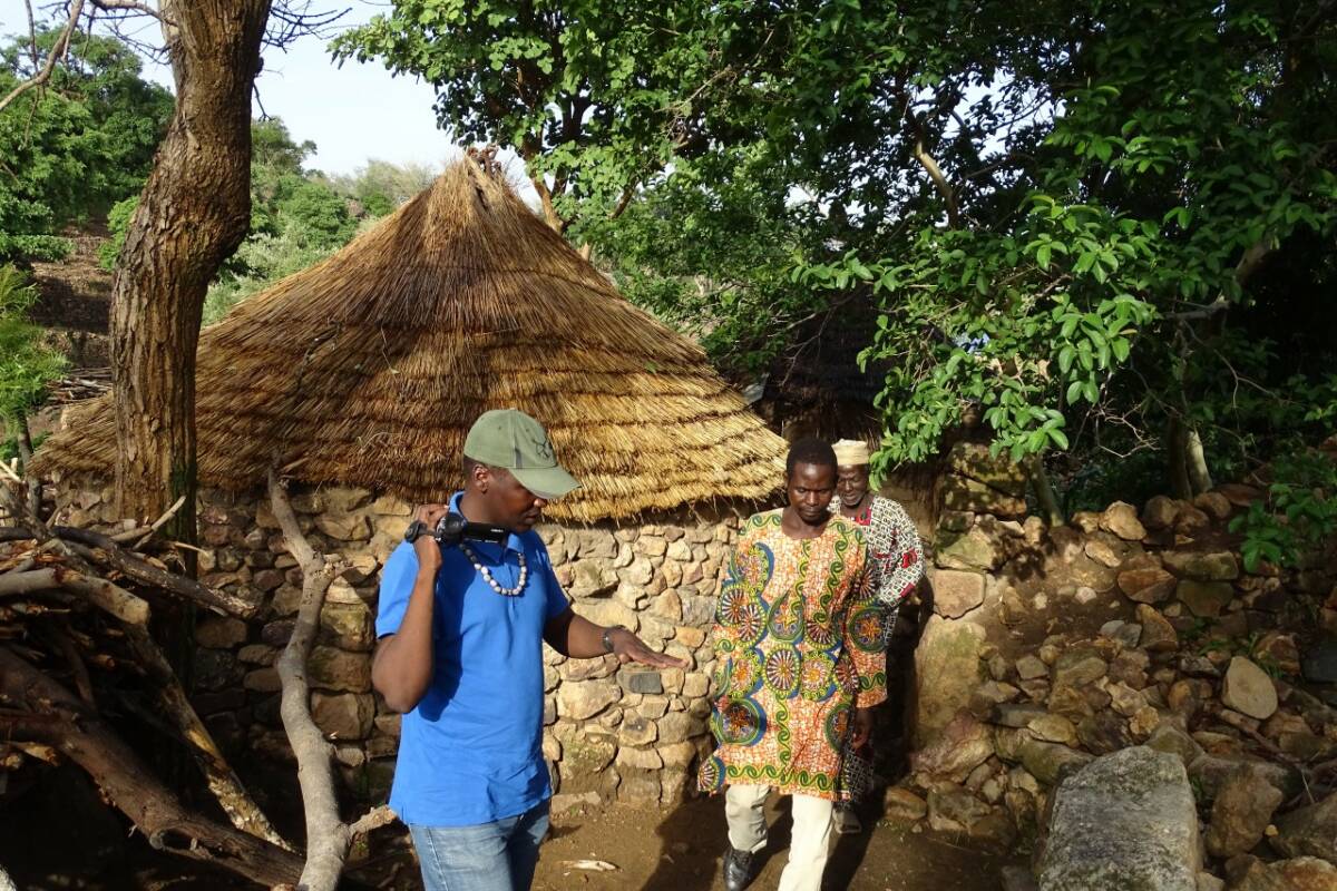Fig. 4 : Dans les monts Rhumsiki, accompagné d’un guide-touristique et d’un guide-interprète, 2020© Gabriel II A-Avava Ndo