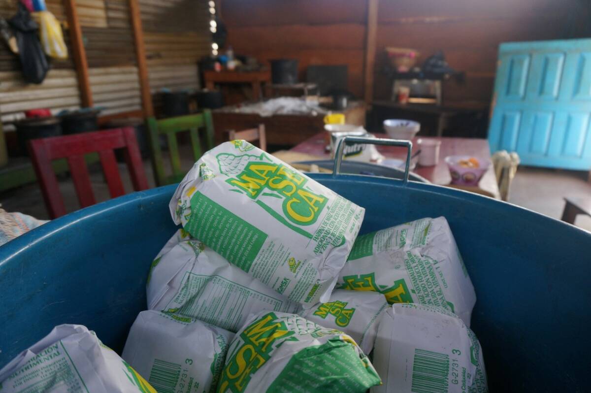 Fig. 3 : Des kilos de farine déshydratée de marque Maseca dans la maison familiale de Valentina, 2021. Photo de Morgan Jenatton