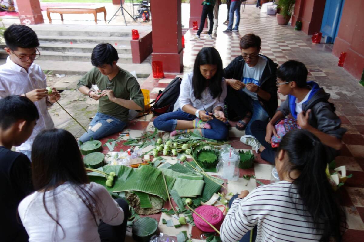 Fig.2 : Les étudiants de l’Université Royale des Beaux-Arts préparent des offrandes pour les salutations à la lune - saṃbaḥ braḥ khae, Phnom Penh, novembre 2017. ©marieaberdam