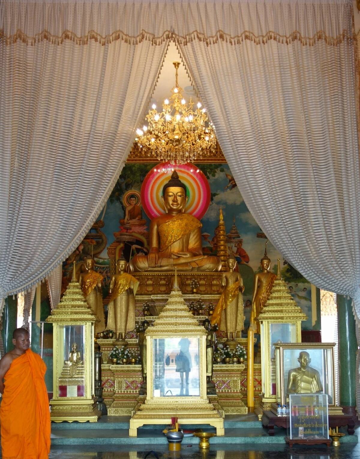 Fig.1 : Grand autel du Buddha, reliques et cénotaphe, étage supérieur du vihara, Vatt Uṇṇāḷom, Phnom Penh, novembre 2017. ©marieaberdam