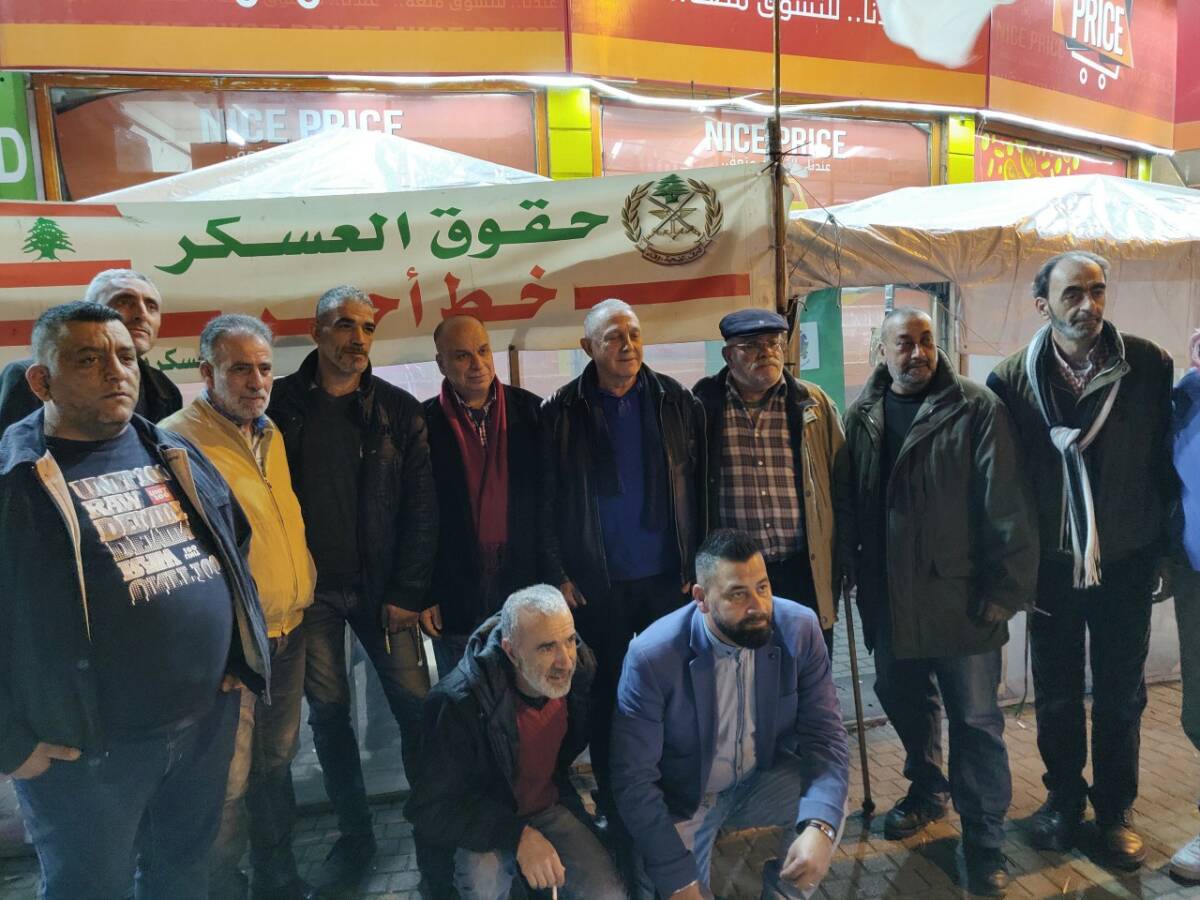 Fig. 2 : Des militaires retraités devant une tente installée à Tripoli, 3 mars 2020. Sur la banderole, on peut lire « Ḥuqūq al-ʿaskar ḫaṭṭ aḥmar »