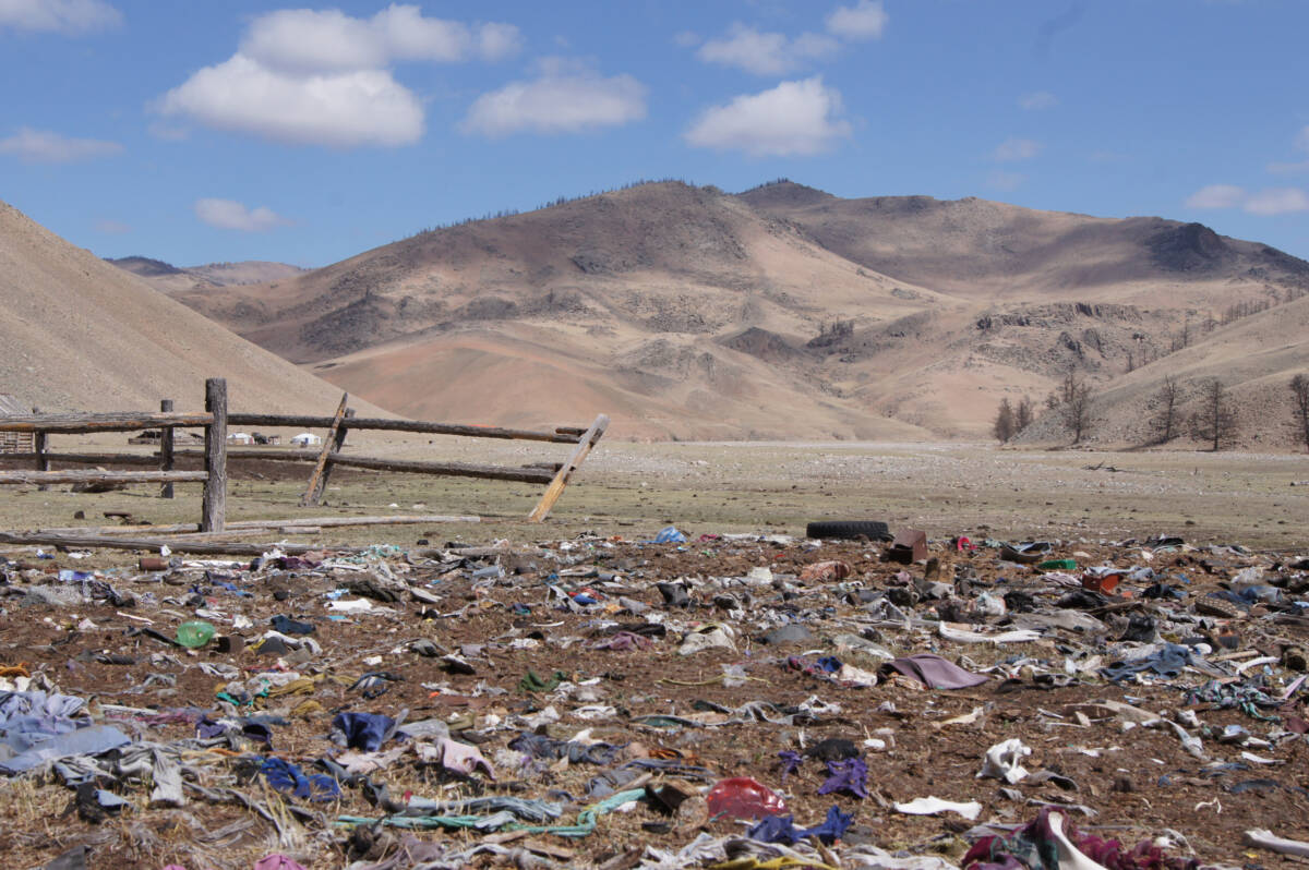 Fig.1 : Les déchets d'un campement d'éleveurs nomades, nord de la Mongolie, Hövsgöl, 2019
