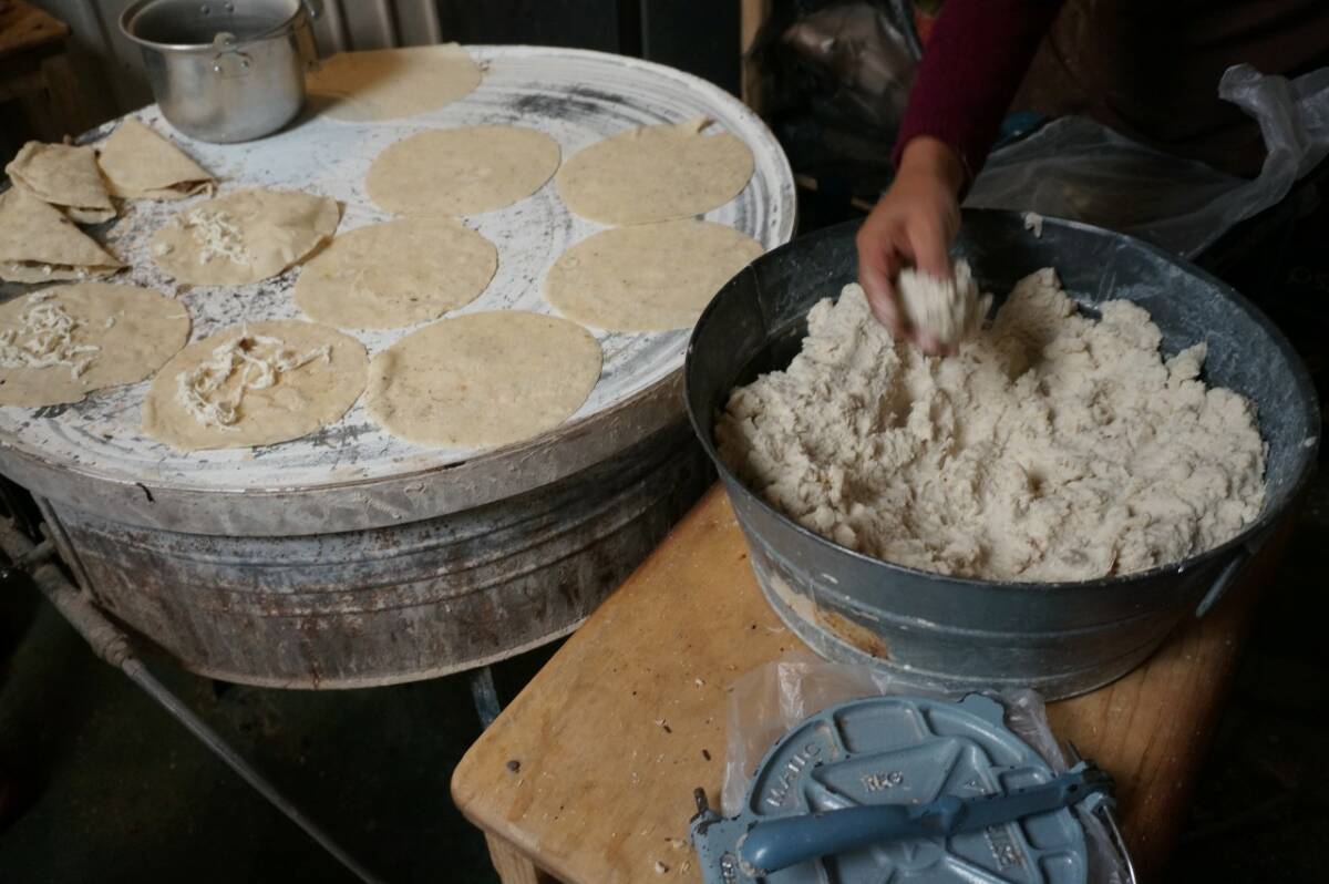Fig.5 : Des jeunes employées d’Isidora fabriquent des tortillas dans le marché principal de la ville, à partir d’un maïs en grain et avec une cuisson au gaz, 2022. Photo de Morgan Jenatton.
