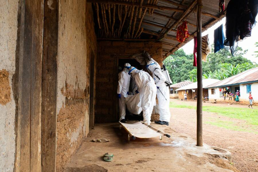 Fig.1 Lunsar, Sierra Leone, 24 juin 2015 : l'équipe prend en charge un individu décédé de maladie à virus Ebola, afin de procéder à un « enterrement sécurisé ».