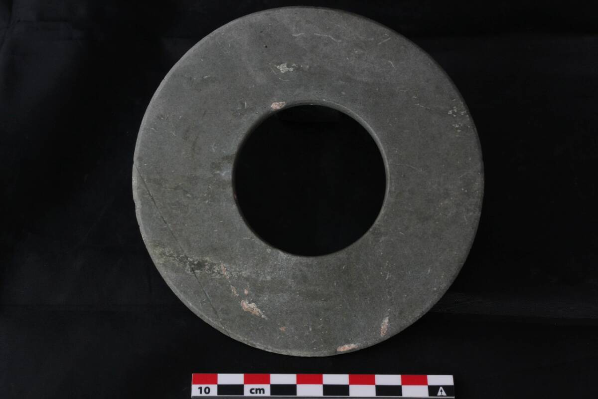 Fig.3 : Bracelet en pierre polie retrouvé porté dans la sépulture B30