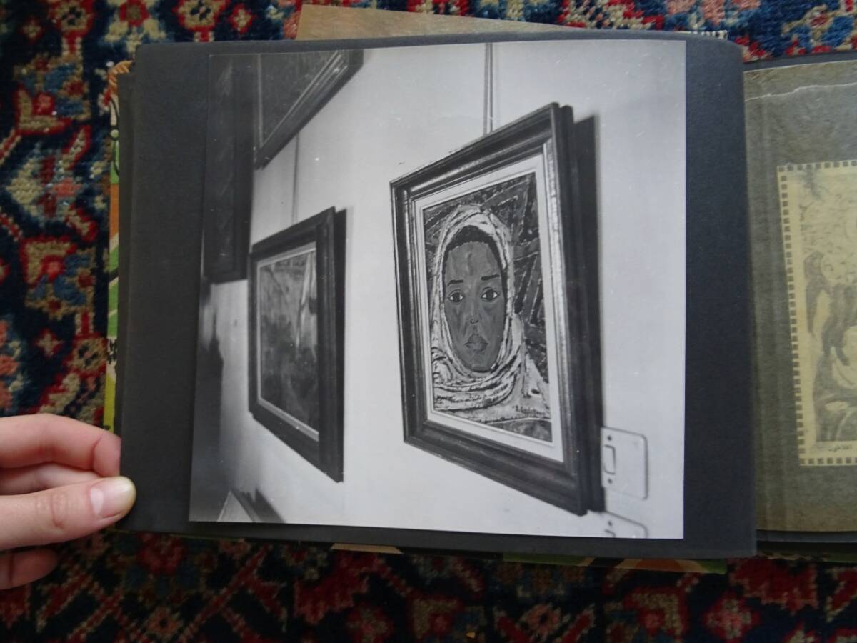 Fig.2 : Page d’un album du fonds Inji Efflatoun aujourd’hui conservé à l’Ifao, montrant des tableaux exposés en 1964 à la galerie Akhénaton. Photo : Nadine Atallah