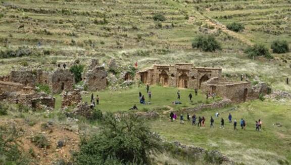 Fig.1 : vestiges du Temple des Vierges lors de l’arrivée des touristes (Février 2019 © Borka)