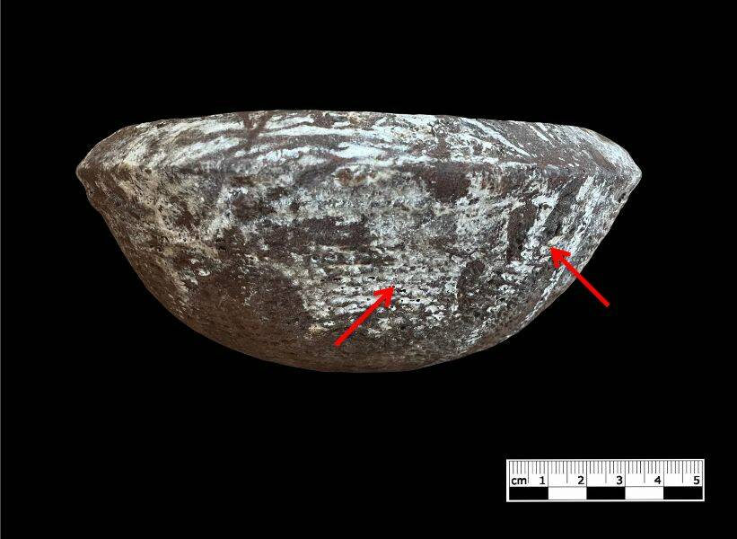 Fig.3 b : Restes de libation (Coulures – face externe)