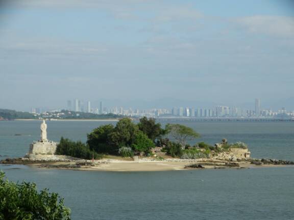 Fig.1 : Vue de Xiamen depuis l’île de Kinmen. Phot. Chung Li-wai, 2016. © Chung Li-wai