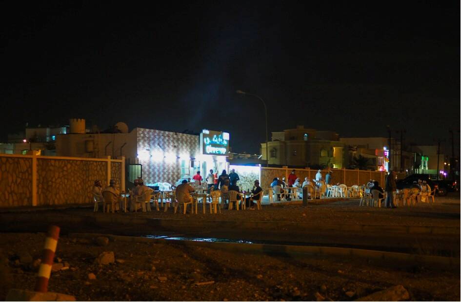 Fig. 1 : Un restaurant à Machākīk dans la banlieue de Mascate, lieu de rencontres et de débats