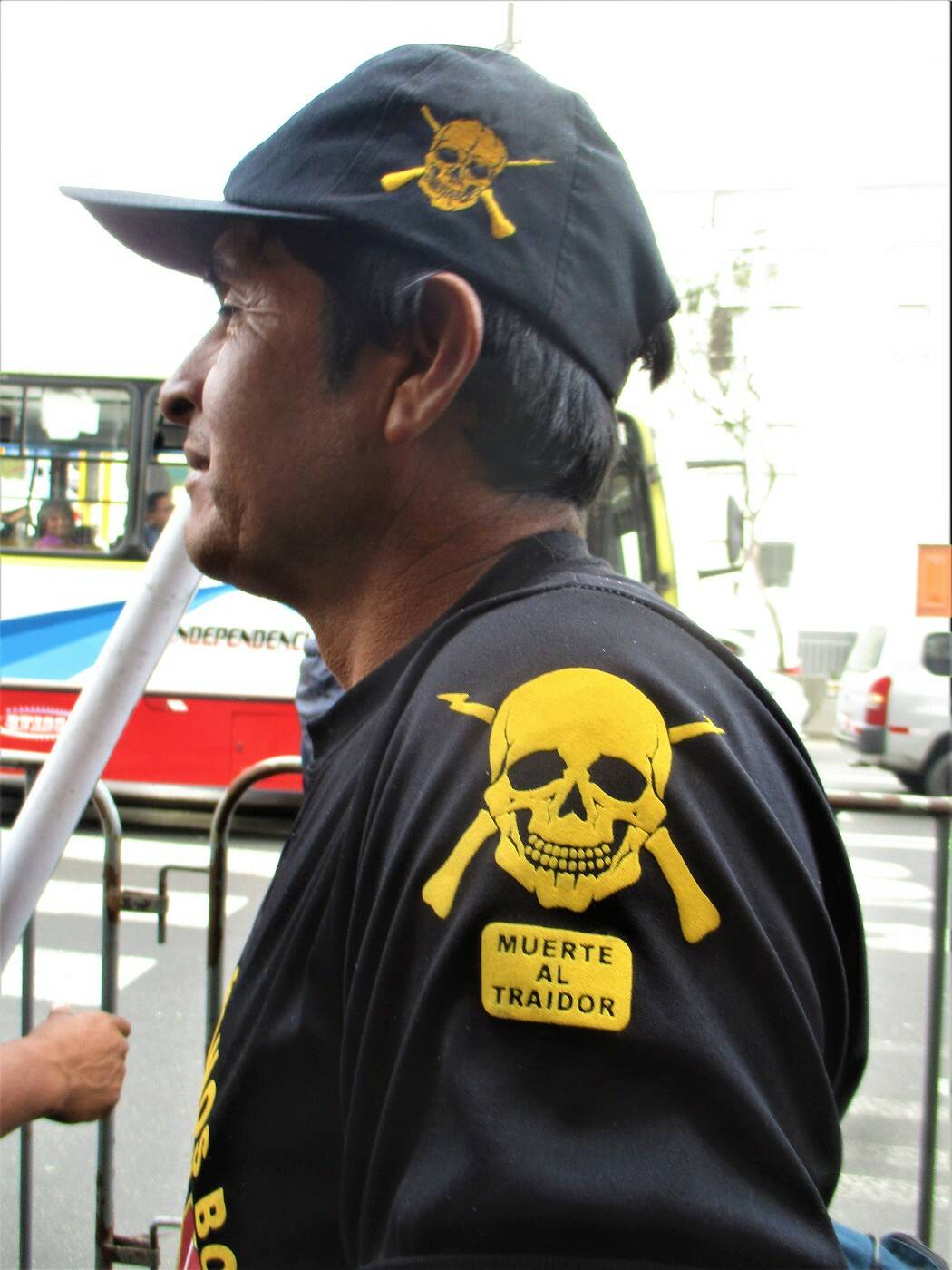 Fig. 2 : Inscription sur le vêtement d'un ancien combattant qui a participé à la journée de protestation et sur laquelle on peut lire : "Mort au traître". Cliché: C. Granados (Lima, septembre 2019).