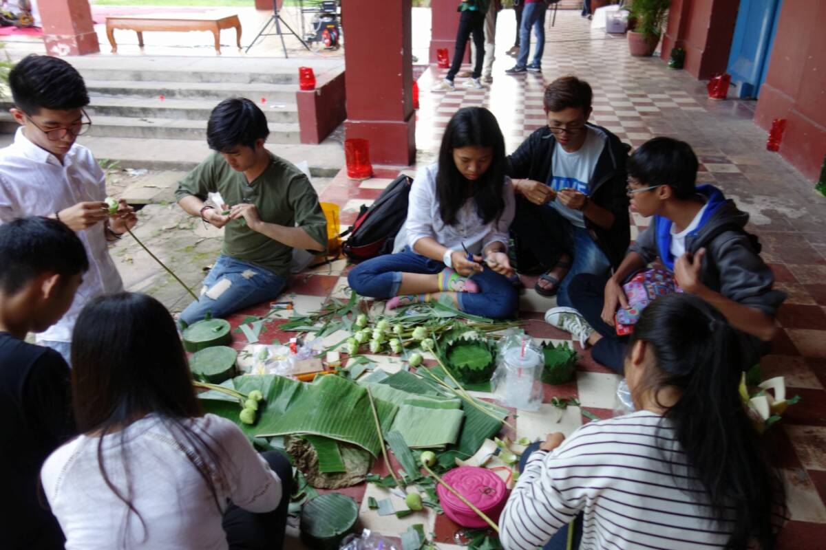 Fig.2 : Les étudiants de l’Université Royale des Beaux-Arts préparent des offrandes pour les salutations à la lune - saṃbaḥ braḥ khae, Phnom Penh, novembre 2017. ©marieaberdam
