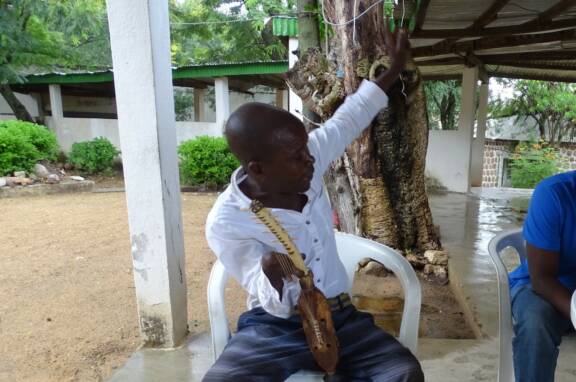 Fig. 1 : Entretien avec un griot traditionnel, 2020 © Gabriel II A-Avava Ndo