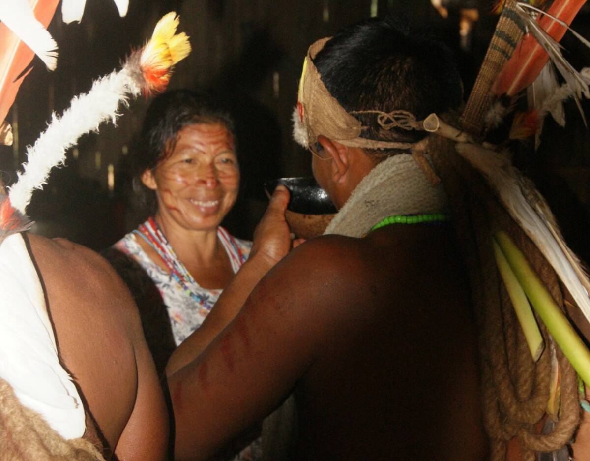 Fig.3 : distribution de bière de manioc aux danseurs lors d'une fête de boisson à Sepero Buro. Photo de l’auteur