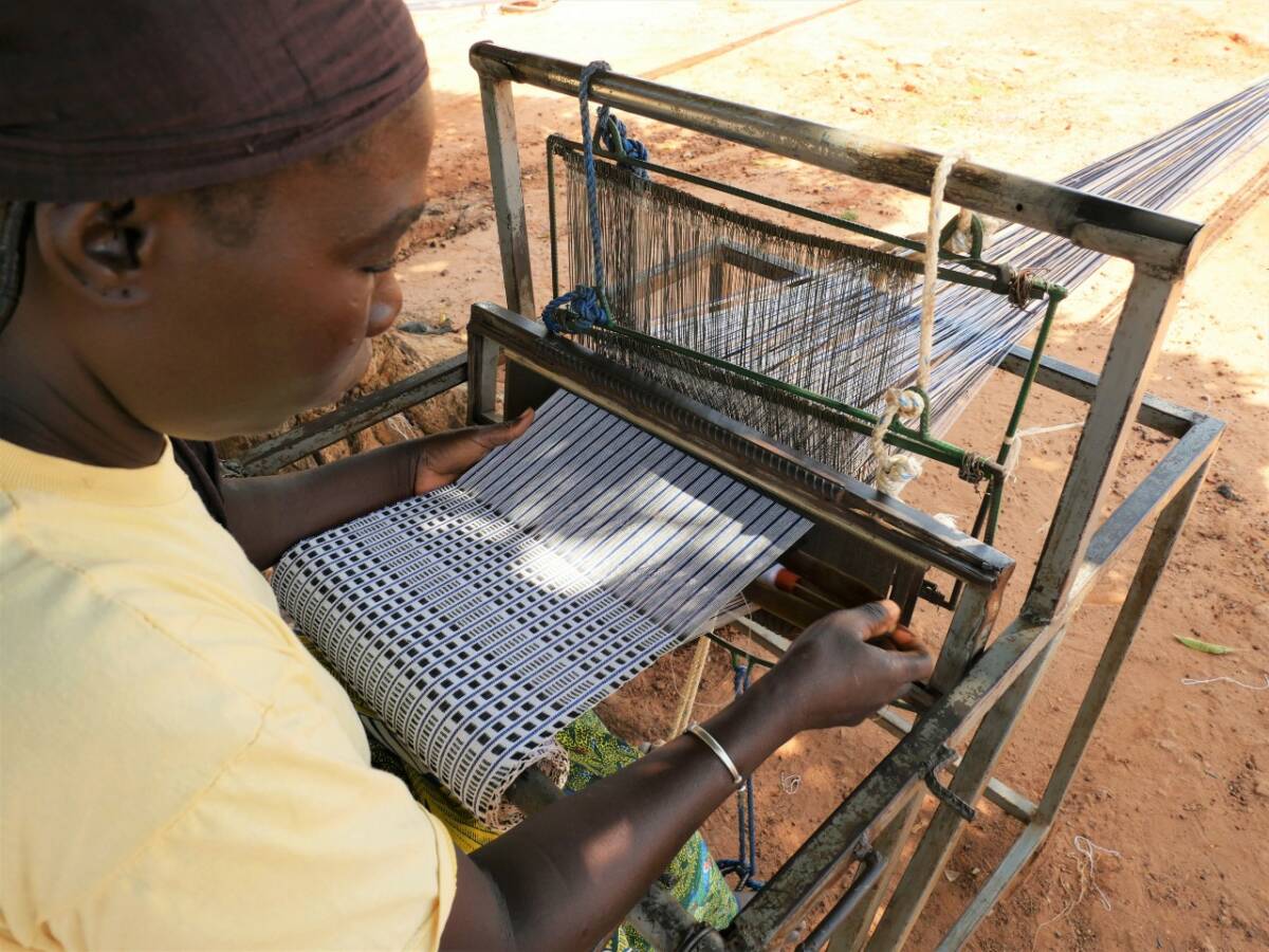 Fig. 2 : Tisseuse tissant des bandes de cotonnade sur un métier horizontal en fer, Bobo-Dioulasso 2018