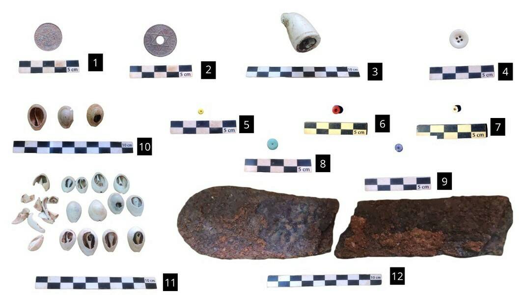 Fig. 8 Sélection provenant des quatre premiers niveaux des unités A, B, C et E, Lújúmò Compound, Ilé-Ifẹ̀. 1. Pièce de monnaie, 1 Kobo (1973) 2. Pièce de monnaie de l’époque coloniale britannique, 1 penny (1959) 3. Fourneau de pipe, kaolin blanc (?), décor à la roulette. Production britannique pré 1915 (?) 4. Bouton possiblement en céramique blanche 5. 6. 7. 8. et 9. Perles, 10. et 11. Cauris, 12. Couteau. Léa Roth 2022.